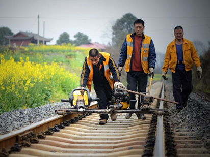 【走进班组】涂油工：铁轨健康“理疗师”