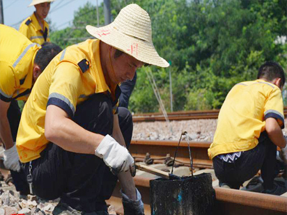 小年夜的钢轨涂油工